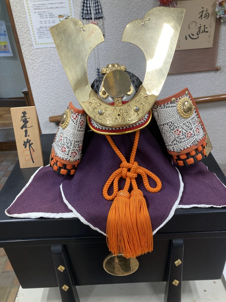 ヘルパー兜